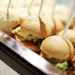 Kleine Mini-Burger sind der besondere Leckerbissen auf unseren Buffets.